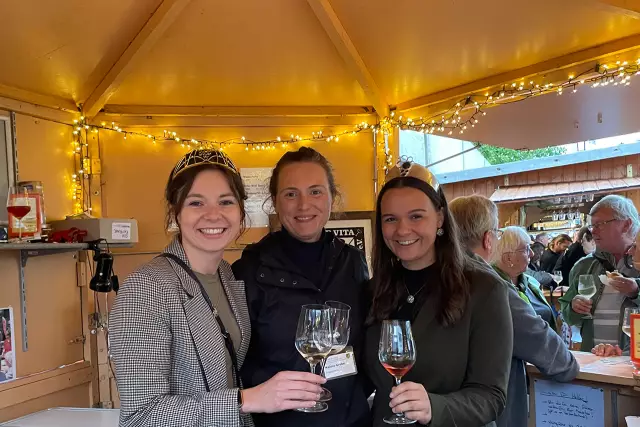 Zusammen mit der Moselweinkönigin Sarah Röhl eröffnete Juliane das Weinfest in Kreuztal.