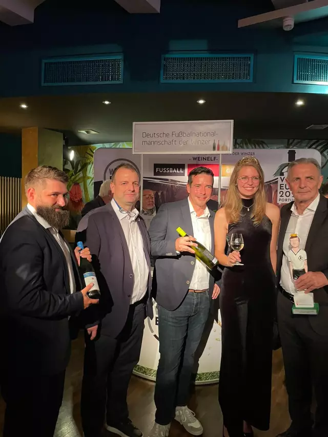 Die Weinelf Deutschland mit Deutscher Weinkönigin Eva Brockmann. (V.l.n.r.) Thomas Porsch, Vorstand Event Ralf Burré, Spieler Carsten Strauss, Deutsche Weinkönigin Eva Brockmann und Preisträger Karl-Heinz „Charly“ Körbel.