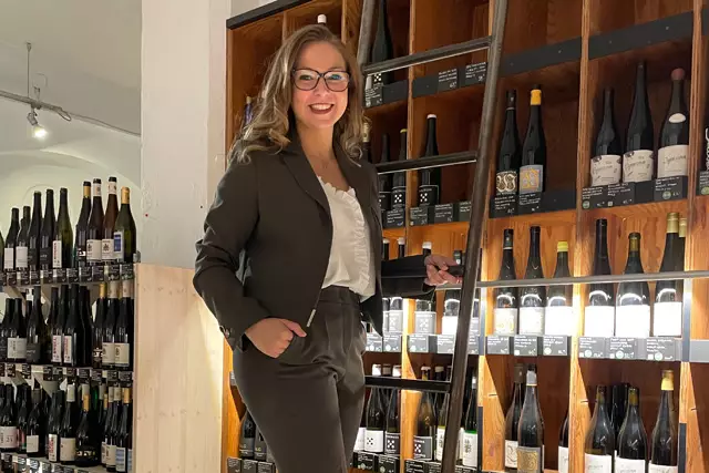 Die Deutsche Weinprinzessin Linda Trarbach begleitete die Wiedereröffnung des Vinocentral, Weinhandel, Weinbar und Delikatessen-Laden in Darmstadt.