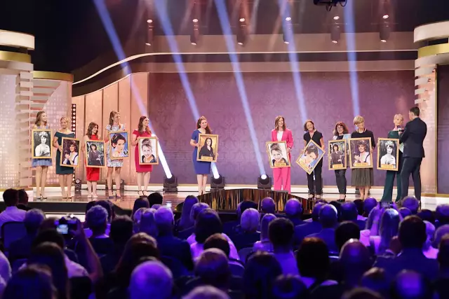 75 Jahre Deutsche Weinkönigin: Die zeitliche Einordnung der Vorgängerinnen klappt perfekt. Kurze Vorstellung der fünf ehemaligen Weinköniginnen Friedlinde Gurr-Hirsch, Mechthild Meyer, Sandra  Hake, Simone Renth und Nicole Then-Planasch.