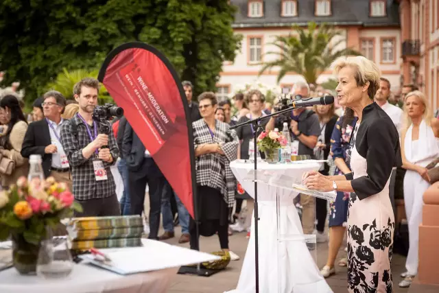 DWI-Geschäftsführerin Monika Reule begrüß
t die Gäste der German Wine Night vor dem Schloss Biebrich in Wiesbaden