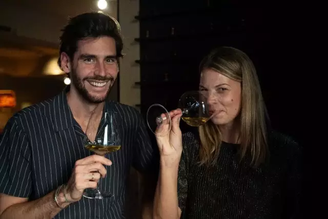 Alvaro Soler entdeckte sein Talent für Musik bereits als Jugendlicher - in den Karaoke-Bars Tokios. Theresa Olkus hat Alvaro in Berlin auf ein Glas Chardonnay getroffen.