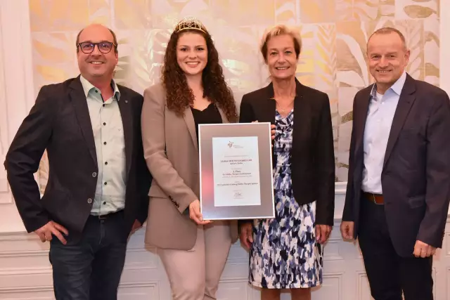 Preisverleihung: Der 2. Platz ging an den Sasbacher Winzerkeller.
(v.l.n.r.) Werner Giener, Sasbacher Winzerkeller; Katrin Lang, Deutsche Weinkönigin; Monika Reule, Geschäftsführerin DWI; Thomas Langenbacher, Sasbacher Winzerkeller                            
© Norbert Krupp