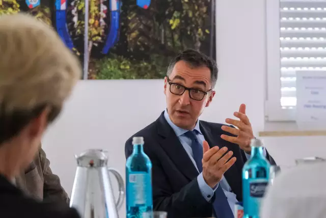 Bundesagrarminister Cem Özdemir folgt den Ausführungen der DWI- und DWA-Repräsentanten. Fotoquelle: BMEL