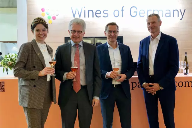 vlnr.: Deutsche Weinprinzessin 2022/23 Juliane Schäfer, Hans-Dieter Lucas, Deutscher Botschafter in Paris, DWI-Marketingleiter Steffen Schindler