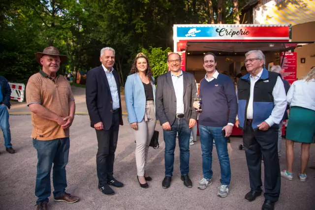 Deutsche Weinkönigin Katrin Lang eröffnet Weinfest in Bad Soden.