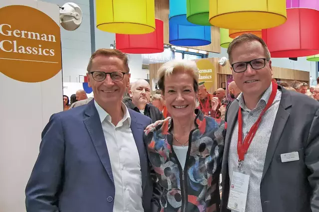 Am DWI-Prowein-Stand: Steffen Schindler, Leiter Marketing, Monika Reule, DWI-Geschäftsführerin, Frank Schulz, Leiter Kommunikation (v.l.n.r.)