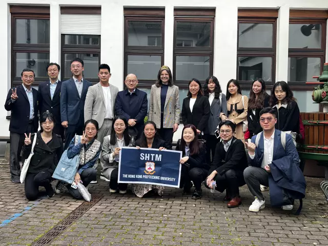 Studierende der "School of Hotel and Tourism Management Hong Kong" gemeinsam mit Juliane Schäfer, Deutsche Weinprinzessin.