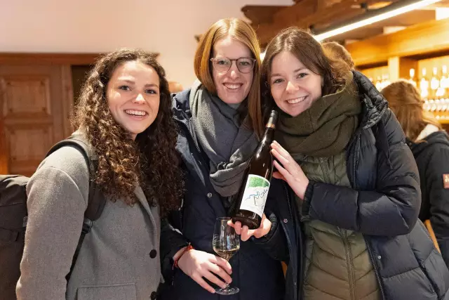 Moselweine probieren und Herkunft schmecken. 
V.l.n.r. Katrin Lang (Deutsche Weinkönigin), Luise Böhme (Deutsche Weinprinzessin) und Juliane Schäfer (Deutsche Weinprinzessin).