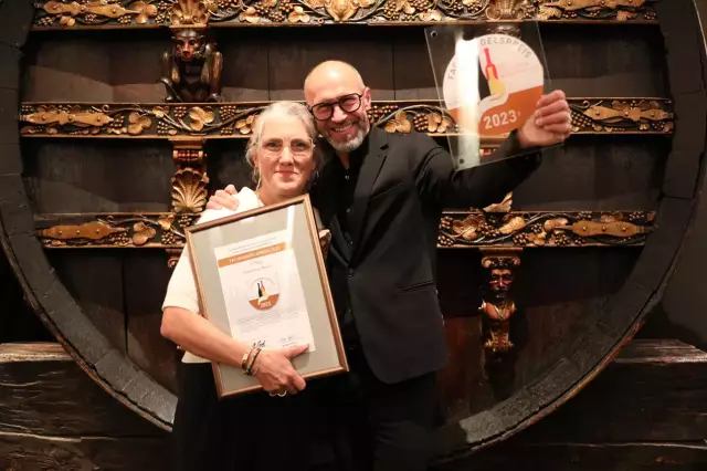 Über den 3. Platz des Fachhandelspreises freuten sich Isa und Hendrick Willenbrock vom Weinhandel Willenbrock, Rheine. Foto li.: Jörg Winkler, Klaus Herrmann - Wein+Markt; Foto re.:  Andreas Kaul, DWI. 
Copyright: Frank Gayde