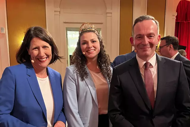 Weinbauministerin Daniela Schmitt, Weinkönigin Katrin Lang und Bundesminister Dr. Wissing gemeinsam bei der 10. Nationalen Konferenz für Güterverkehr und Logistik. (v.l.n.r.)