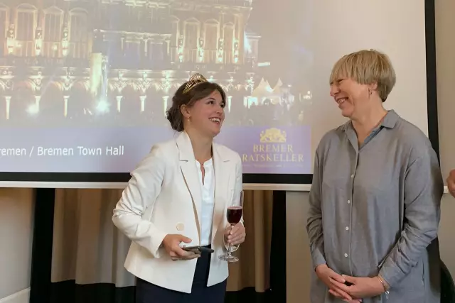 Auf dem Programm standen u.a. zwei Weinseminare, in denen Sina den Gästen  außergewöhnliche Wein- und Speisenkombinationen präsentierte und Fachwissen zu den deutschen Weinen vermittelte. Foto: Sina Erdrich mit Dolmetscherin Radentz.