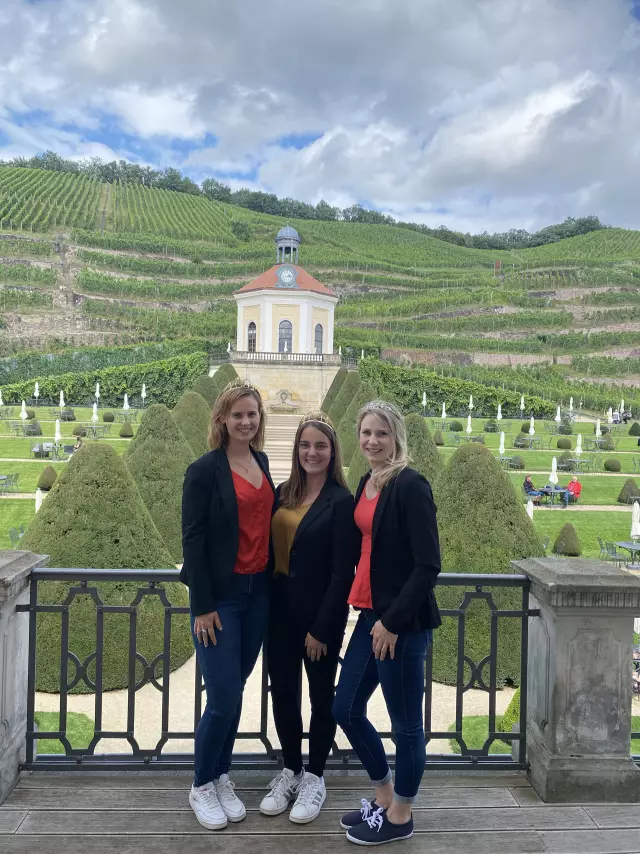 von l. nach r.: Eva Müller, Eva Lanzerath und die Sächsische Weinprinzessin Ann-Kathrin Schatzl