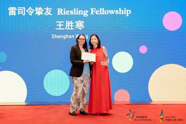 Manuela Liebchen, (Referentin asiatischer Markt am DWI) mit Wang Shenghan, Gründerin der  "Lady Penguin "-Plattform bei der feierlichen Ernennung als "Riesling Fellow".