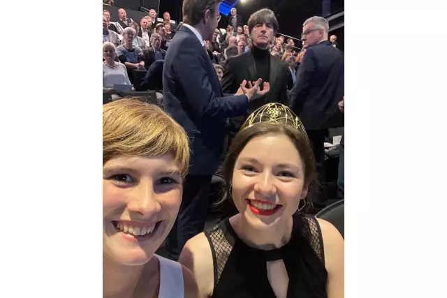 Deutsche Weinprinzessin Juliane Schäfer (rechts), ehemalige Weinkönigin Josefine Schlumberger (links) und Ex-Bundestrainer Joachim Löw.