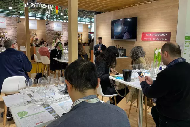 Sommelier Weltmeister Marc Almert während eines Fachseminars am BMEL finanzierten Stand des Deutschen Weininstituts (DWI)