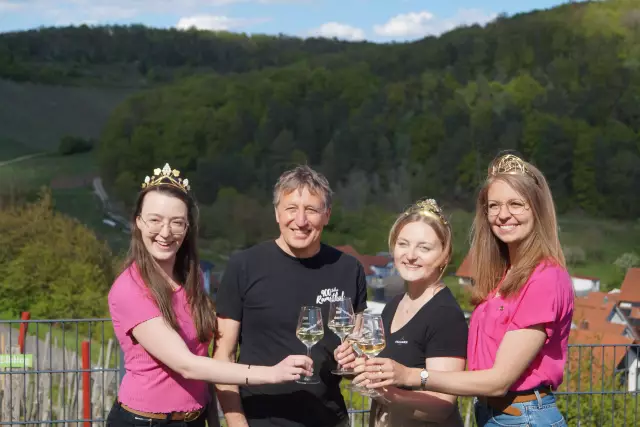 V.l.n.r: Fränkische Weinkönigin Lisa Lehritter, Ramstaler Bürgermeister Rainer Morper, Ramstaler Weinprinzessin Linda Keller, 75. Weinkönigin Eva Brockmann.