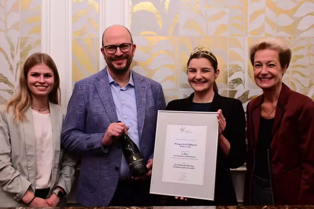 Familie Pfaffmann vom Weingut Karl Pfaffmann freut sich über den 3. Platz des DWI-Sonderspreises Chardonnay 2024.
(v.l.n.r.) Charlotte Pfaffmann, Markus Pfaffmann, Katharina Gräff – Deutsche Weinprinzessin, Monika Reule, DWI-Geschäftsführerin