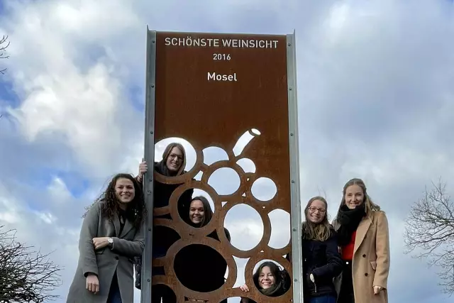 Deutschlandtour Mosel. Die Deutschen Weinmajestäten besuchen die Schönste Weinsicht.