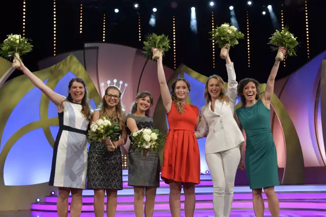 Nach einem spannenden Vorentscheid stehen (vlnr) Saskia Teucke (Pfalz), Linda Trarbach (Ahr), Sina Erdrich (Baden), Henrike Heinicke (Württemberg), Valerie Gorgus (Rheingau), und Marie Jostock (Mosel) im Finale zur Wahl der 73. Deutschen Weinkönigin!