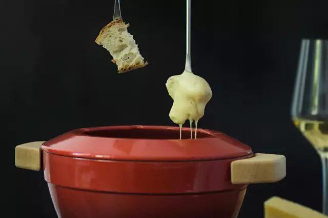 Käsefondue mit Brot und Wein