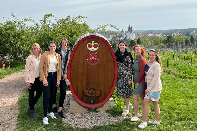 Sachsens Weinlandschaften gemeinsam mit den Sächsischen Weinhoheiten genießen.