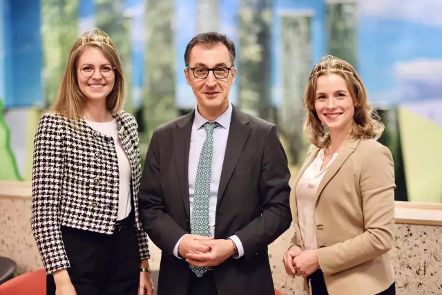 V.l.n.r: 75. Weinkönigin Eva Brockmann, Bundesminister für Ernährung und Landwirtschaft Cem Özdemir und Weinprinzessin Jessica Himmelsbach. Fotorechte: BMEL