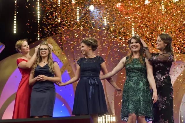 Wahl der deutschen Weinkönigin, Finale, 24.09.2021, Saalbau in Neustadt/W.
Saskia Teucke (Pfalz), Linda Trarbach (Ahr), Sina Erdrich (Baden), Henrike Maria Heinicke (Württemberg), Valerie Louise Gorgus (Rheingau), Marie Jostock (Mosel), 