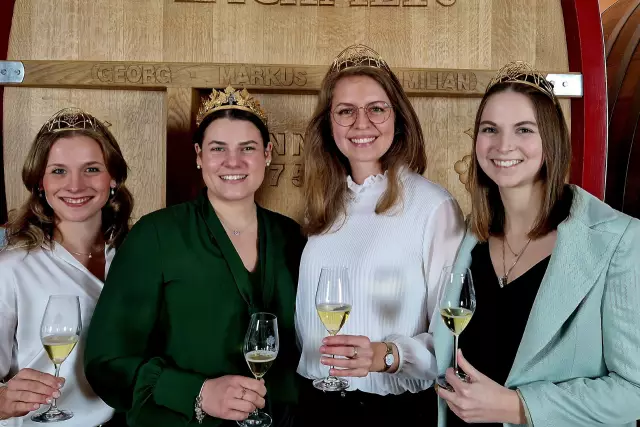 Antrittsbesuch in Rheinhessen anlässlich der Deutschlandtour. V.l.n.r – Deutsche Weinprinzessin Jessica Himmelsbach, Rheinhessische Weinkönigin Annalena Baum, Deutsche Weinkönigin Eva Brockmann, Deutsche Weinprinzessin Lea Baßler.