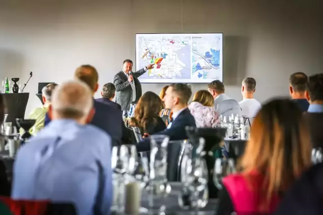 Lars Daniels (Master Vini) eröffnete den Gästen mit der Präsentation von Burgundersorten, Silvaner und Co. neue Perspektiven auf die Weine aus den 13 deutschen Anbaugebieten.