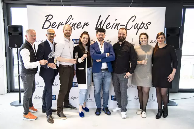 Serhat Aktas (Vierter von rechts), Sommelier und Inhaber von „der Weinlobbyist“, hat den Berliner Lagen Cup ins Leben gerufen. Die Deutsche Weinkönigin Katrin Lang (Zweite von rechts) komplettierte die Jury.