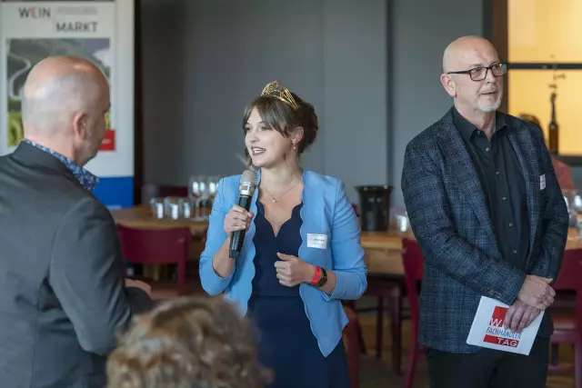 von l. nach r.: Andreas Kaul (Deutsches Weininstitut), Sina Erdrich und Werner Engelhard (Wein+Markt)