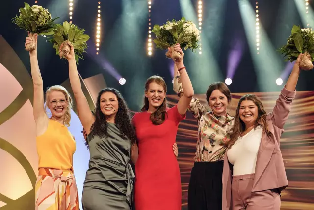 vlnr: Mariella Cramer von der Ahr, Katrin Lang aus Baden, Luise Böhme aus dem Anbaugebiet Saale-Unstrut, Juliane Schäfer aus Rheinhessen und Sophia Hanke aus der Pfalz stehen im Finale zur Wahl der 74. Deutschen Weinkönigin.