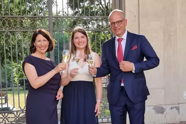 Die Deutsche Weinprinzessin Saskia Teucke (Mitte) mit Ministerin Daniela Schmitt (links) und Jörg Buck von der AHK Italien (rechts) auf dem Wirtschaftsforum in Mailand.