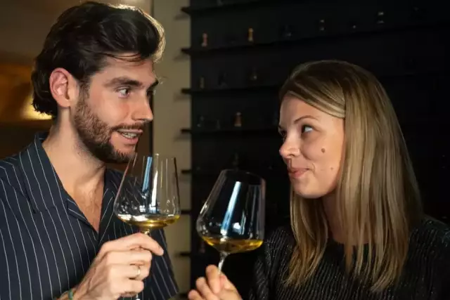 Für den Podcast "Auf ein Glas Wein mit"  hat Theresa Olkus den Künstler Alvaro Soler auf ein Glas Chardonnay getroffen.