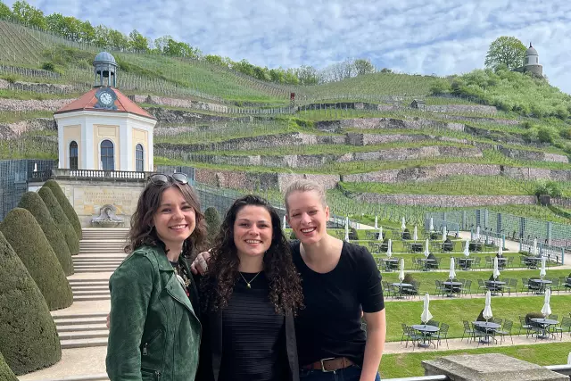 Juliane Schäfer, Katrin Lang und Luise Böhme (v.l.n.r.) besuchen Schloss Wackerbarth.