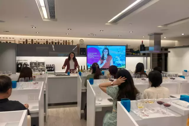 Die Deutsche Weinbotschafterin hielt zahlreiche Weinproben und Seminare interessierte Studierende an der Polytechnic University und dem Vocational Training Council in Hongkong.