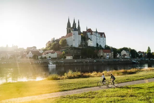 Blick von dem Elbradweg auf die Albrechtsburg und den Dom von Meißen. Foto: Erik Gross (DML-BY) // View from the Elbradweg to the Albrechtsburg and the cathedral of Meissen.
Photo: Erik Gross (DML-BY)