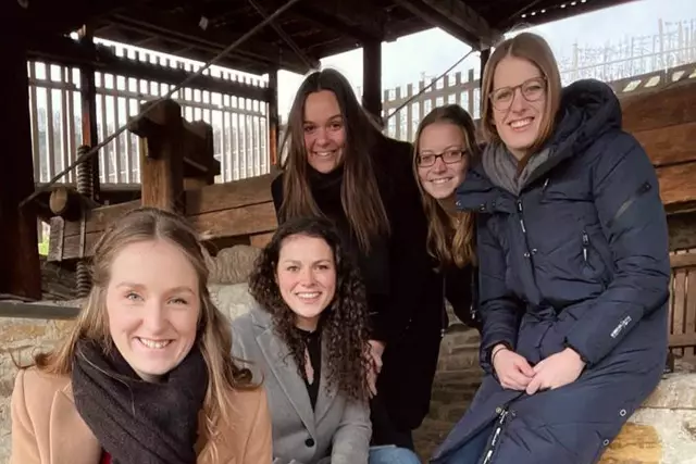 "Wir hatten viel Spaß mit unseren Kolleginnen von der Mosel", so Katrin, Luise und Juliane. 
V.l.n.r Kirsten Urban (Weinprinzessin Mosel), Katrin Lang (Deutsche Weinkönigin), Sarah Röhl (Gebietsweinkönigin Mosel), Jacqueline Krause (Weinprinzessin Mosel) und Luise Böhme (Deutsche Weinprinzessin).