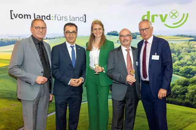 Eva Brockmann (Mitte) besuchte den Weinempfang des Deutschen Raiffeisenverbandes. 
v.l.n.r.:Franz-Josef Holzenkamp - Präsident DRV; Cem Özdemir - Bundesminister für Ernährung und Landwirtschaft; Deutsche Weinkönigin Eva Brockmann; Hennig Seibert - Vorstandsvorsitzender Moselland e.G.; Dr. Henning Ehlers - Hauptgeschäftsführer DRV