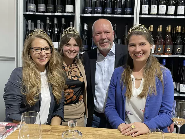 Antrittsbesuch bei Wine Saves Life e.V.: Linda Trarbach, Sina Erdrich, Joachim Binz, Saskia Teucke (vlnr).